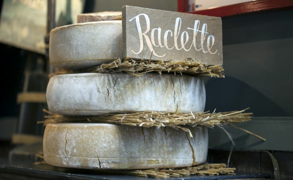 Raclette-Käse wird gestapelt gezeigt.
