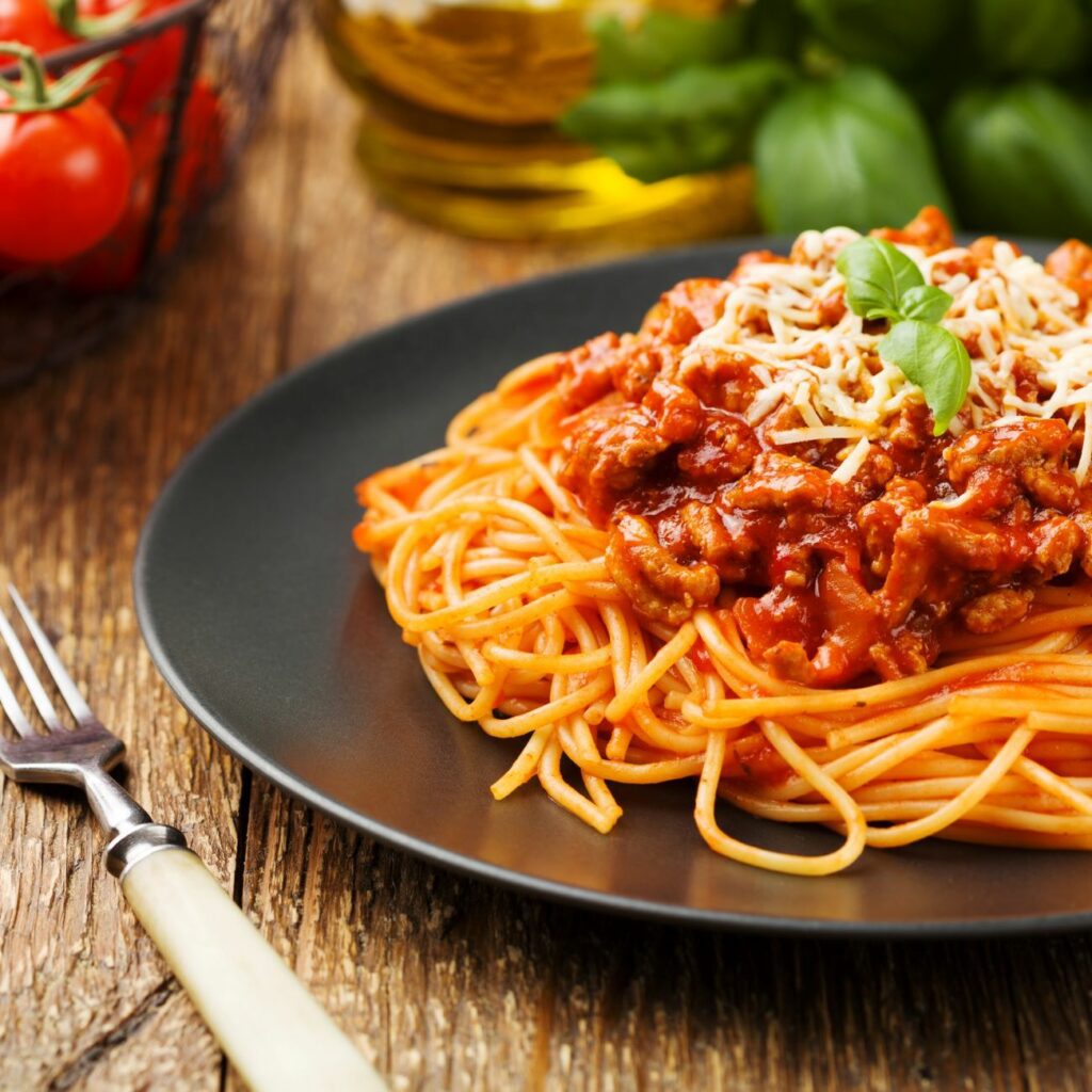 Bolognese iz kuhinjskega robota GrandPrix je predstavljen na špagetih.