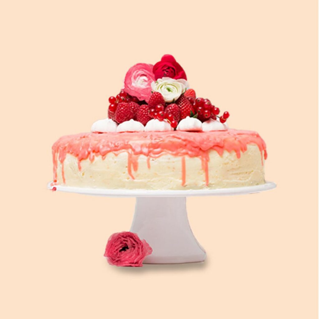 Strawberry Drip Cake postrežemo okrašeno na tortnem krožniku.