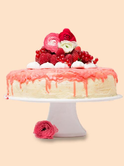Erdbeer-Drip-Cake wird verziert auf einer Kuchenplatte serviert.