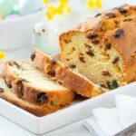 Früchtebrot wird angeschnitten präsentiert.