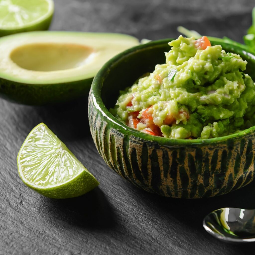 Guacamole je zobrazený v zelenej miske.
