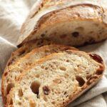 Kartoffelbrot mit Speck wird angeschnitten gezeigt
