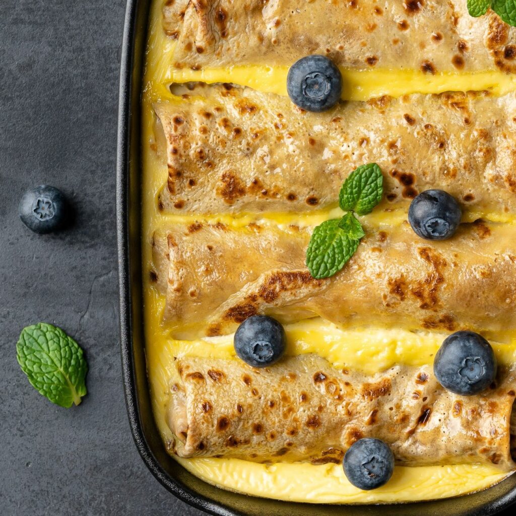 Topfenpalatschinken werden in der Auflaufform präsentiert.