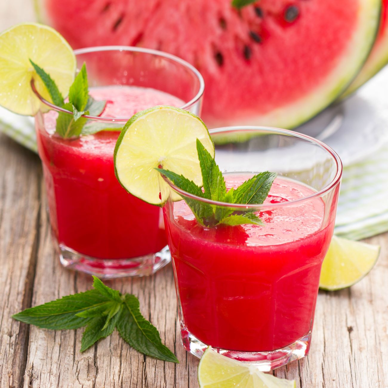 Wassermelonen-Frappé wird in kleinen Gläsern garniert mit Minze serviert