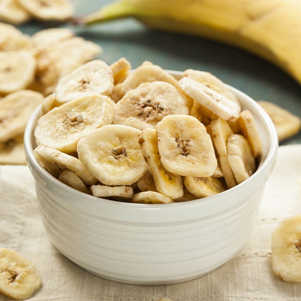 Banánové čipsy sa podávajú v bielej miske.
