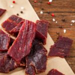 Beef Jerky wird nah gezeigt.
