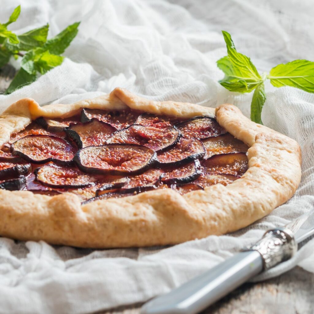 Feigen-Galette mit Minze garniert gezeigt.