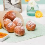 Quarkbällchen aus der Heißluftfritteuse werden in einer Spitz-Tüte gezeigt.