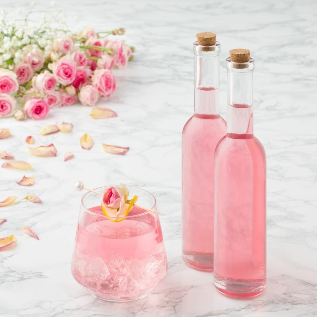 Růžový sirup je dodáván ve dvou malých lahvičkách a sklenici s kostkami ledu.