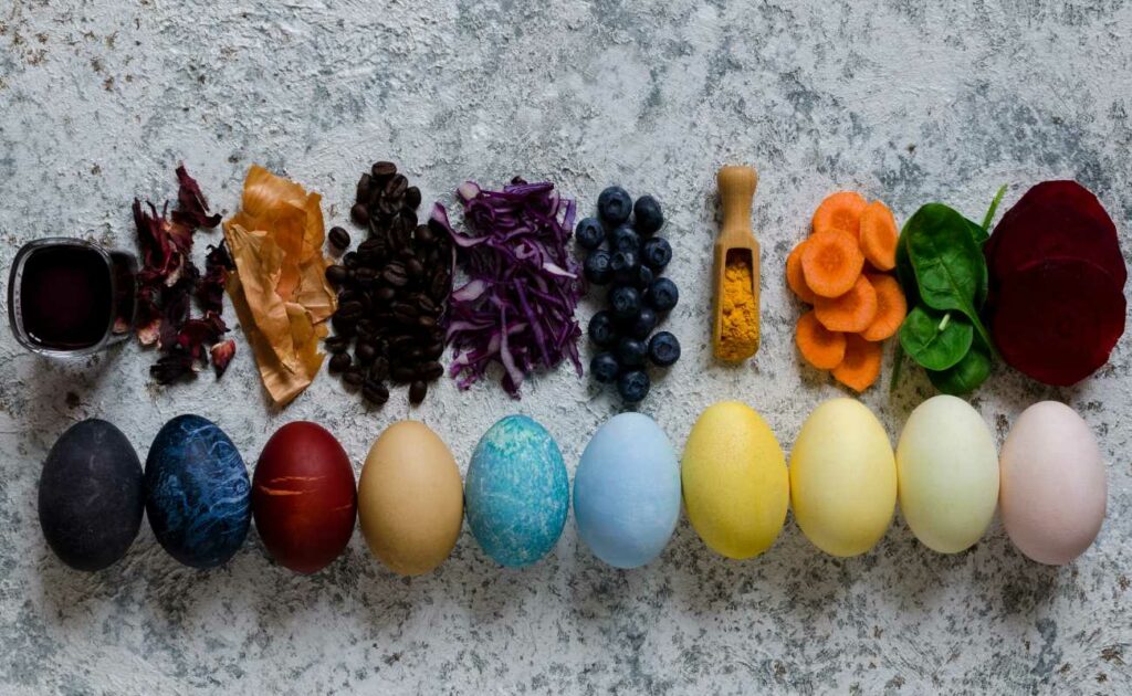 Lebensmittel für natürliche Ostereier-Farben werden gezeigt.