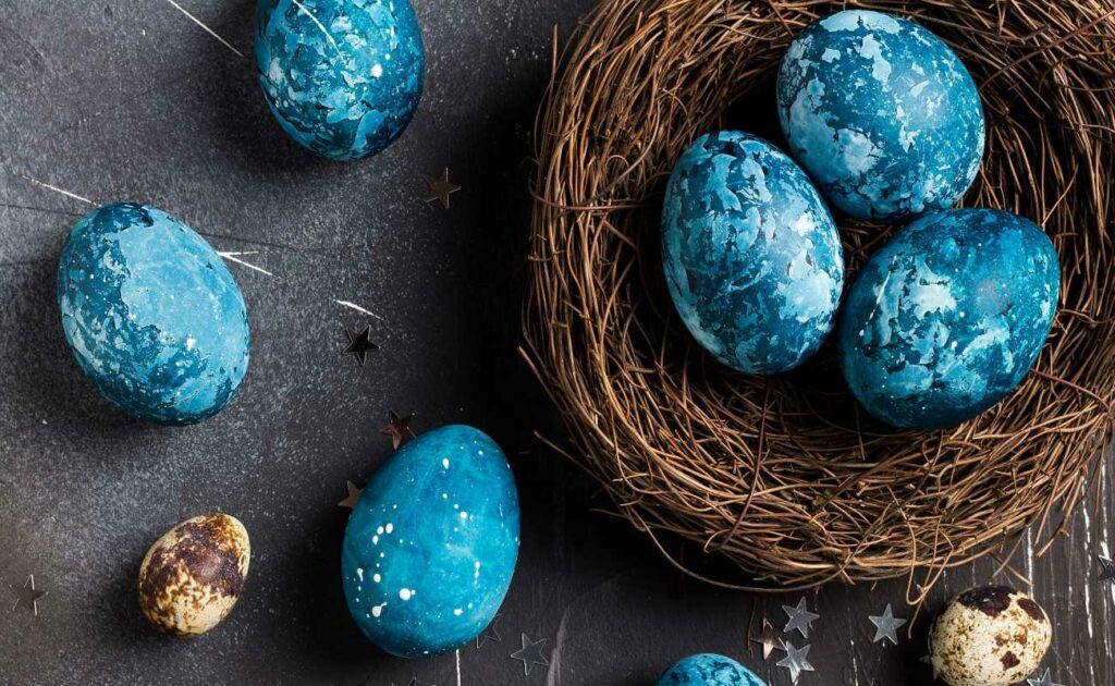 Vzorovaná velikonoční vajíčka jsou zobrazena ve velikonočním hnízdě.