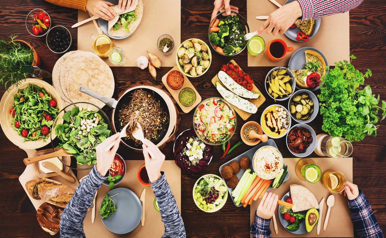 Vegane Alernativen: Gerichte werden von oben auf einem Tisch gezeigt.