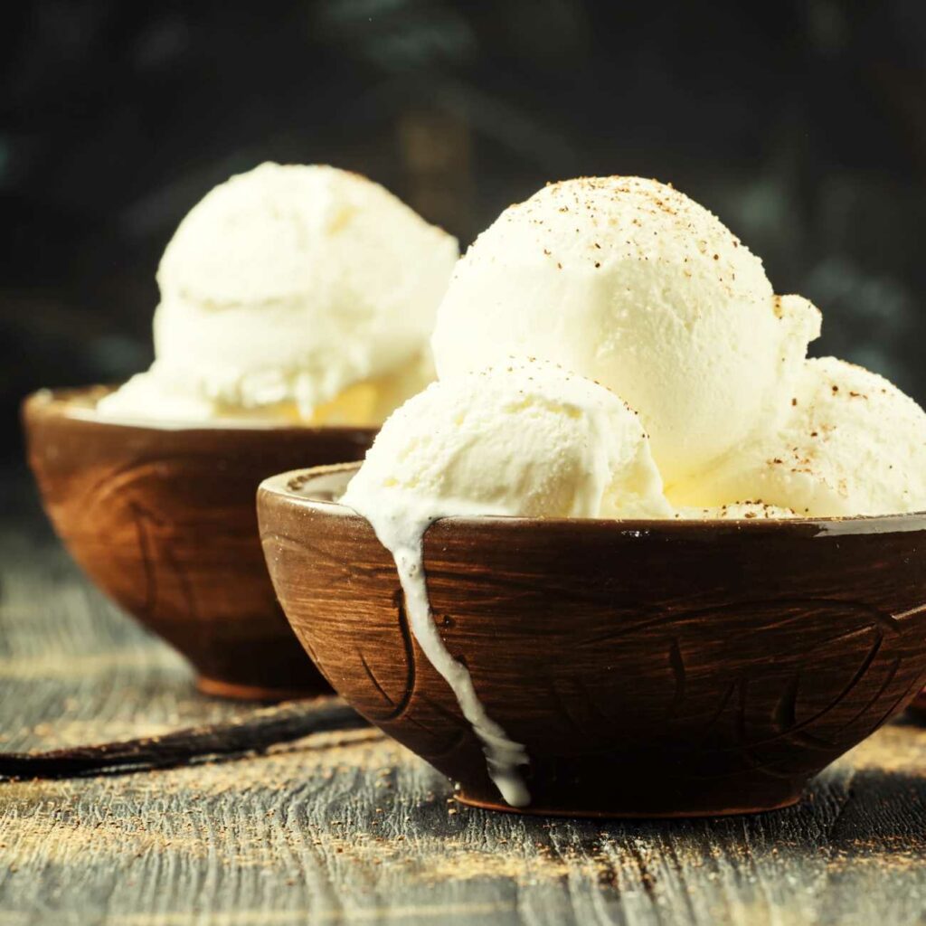 Vegánska vanilková zmrzlina sa podáva v dvoch drevených miskách.