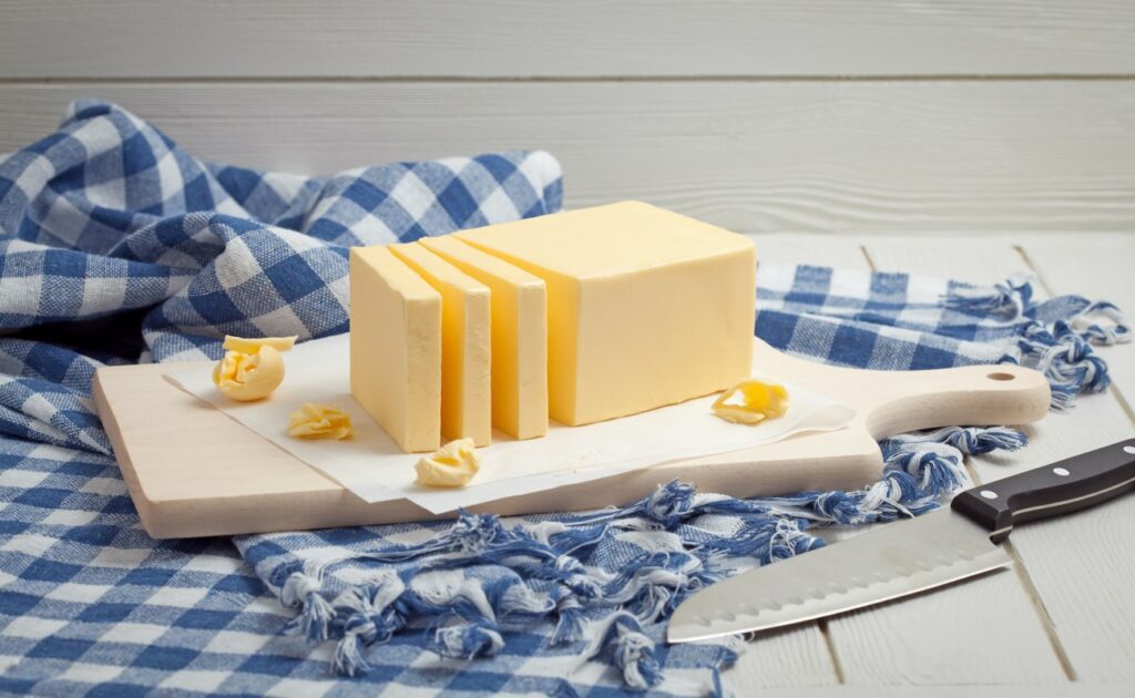Jak urychlit vaření? Na máslo můžete použít také škrabku na zeleninu. 