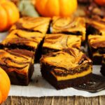 Kürbis-Brownies werden auf Butterbrotpapier gezeigt.