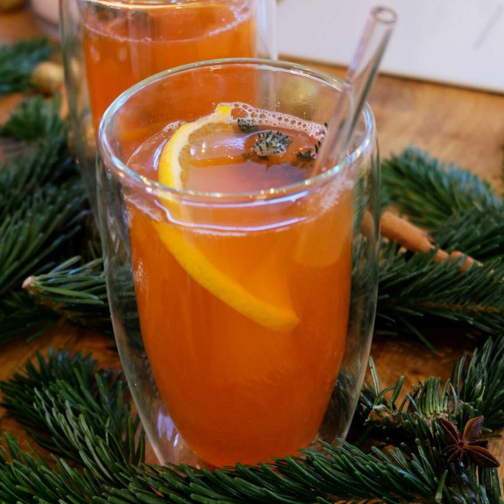 Hot Aperol je prezentovaný v dvojstennom pohári s pomarančom a tymianom.
