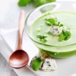 Spinat Gorgonzola Suppe wird in einer kleinen Glasschale serviert.