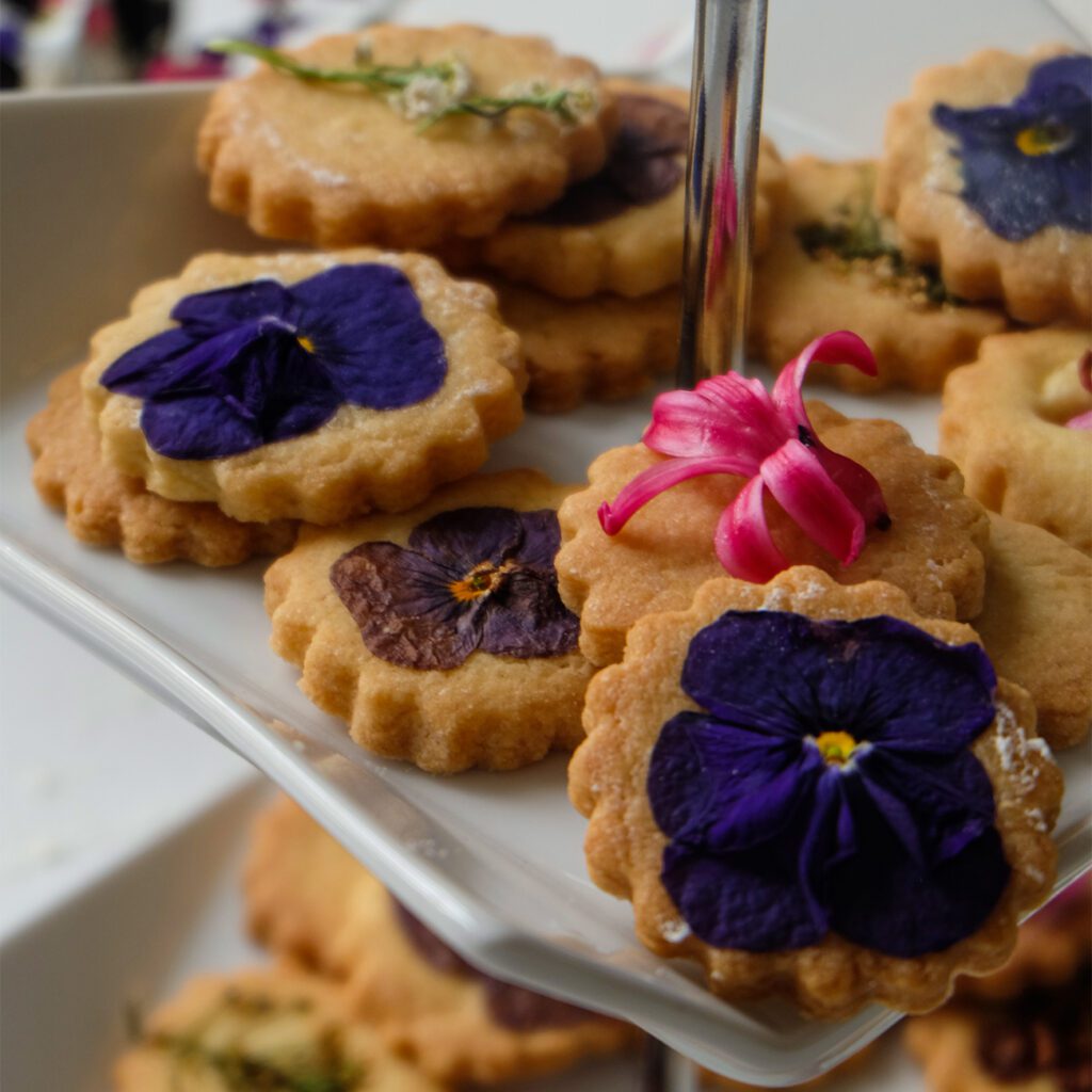 Kvetinové sušienky sú prezentované na etáži
