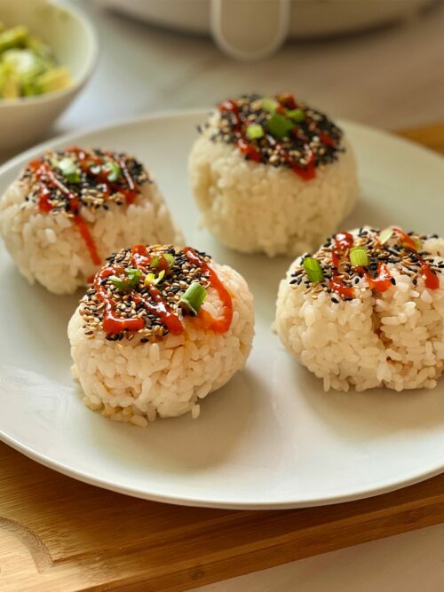 Sushi Balls werden auf einem weißen Teller serviert.