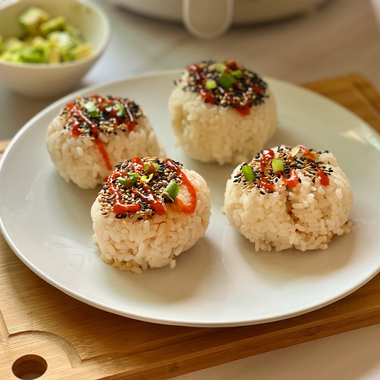 Sushi Balls werden auf einem weißen Teller serviert.
