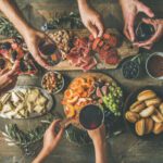 Fingerfood Silvester: Viele Hände greifen zu Fingerfood auf einem Tisch