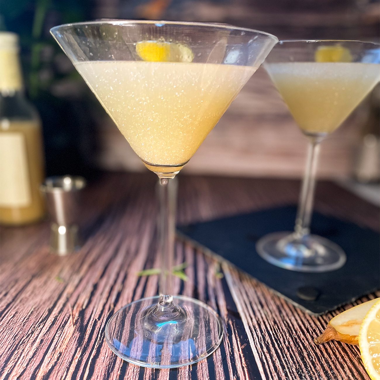 Glitzer-Cocktail wird in einem Martini-Glas gezeigt.
