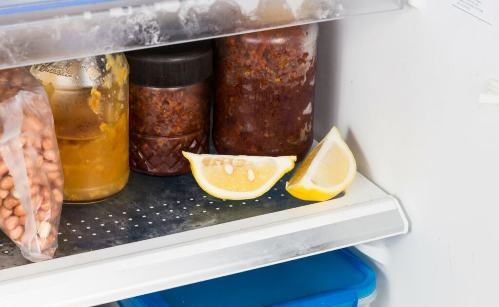 Geruch im Kühlschrank: Hausmittel wir Zitronen im Kühlschrank