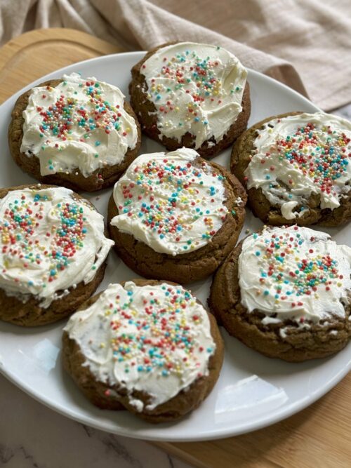 Matcha Cookies werden auf einem weißen Teller gezeigt.