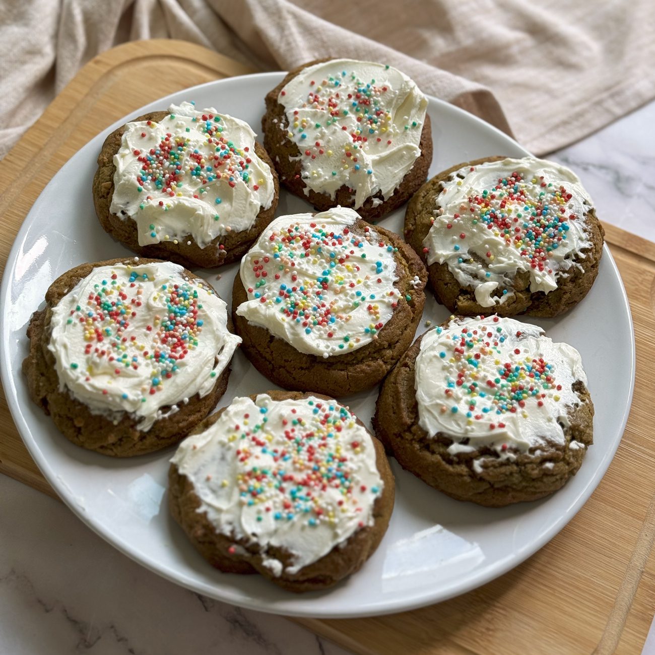 Matcha Cookies werden auf einem weißen Teller gezeigt.